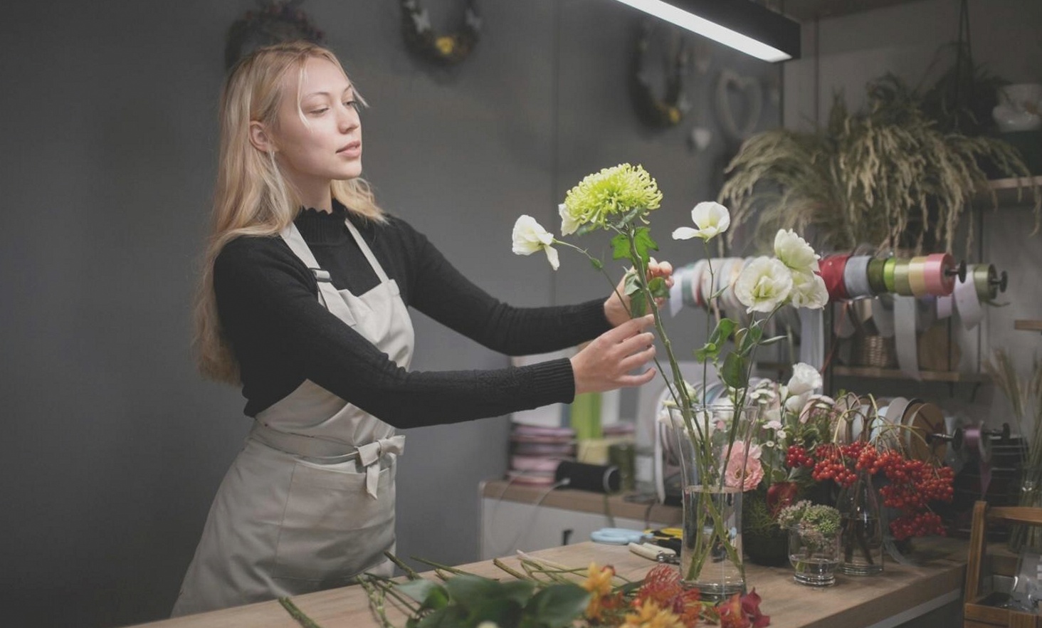 Structured learning materials and floral design reference content
